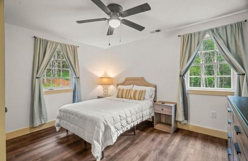 Joelton House | Log Cabin Sleeps 6 Woodsy Retreat!