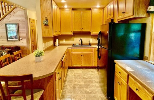 Lansing Cabin | Log Cabin/w hot tub, outdoor pool & pool table