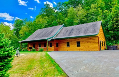 Lansing Cabin | Log Cabin/w hot tub, outdoor pool & pool table
