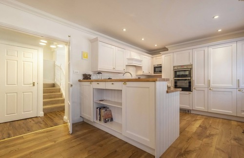 Brancaster House | Log Fire. Roof Terrace. Walk to Beach, Pub, Park & Deli. Family & Dog friendly!