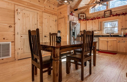 Black Mountain Cabin | LOG HOME - NEXT TO CREEK/FIREPLACE/HOT TUB/HIKING TRAILS/PET FRIENDLY