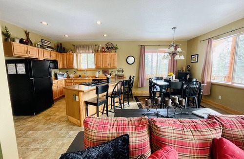 Crescent Cabin | Log style Cabin near Crater Lake with Mountain Views!