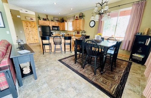Crescent Cabin | Log style Cabin near Crater Lake with Mountain Views!