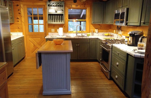 Egremont House | Log style home 4 miles to Catamount with fitness room