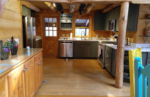 Egremont House | Log style home 4 miles to Catamount with fitness room