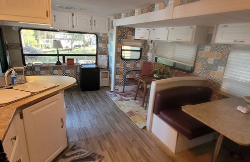 Lincoln Cottage | Logan Martin Lake Sun RoomnLincoln, AL.