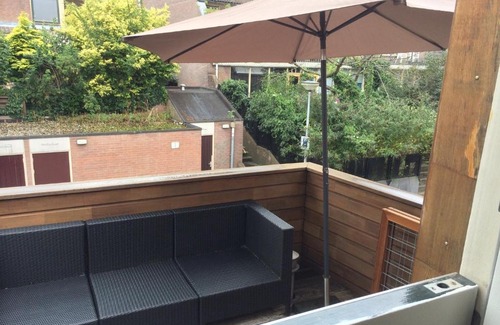 Binnenstad-Oost Apartment | Loge 10 free parkingspot - shippershouse with kitchen and bar