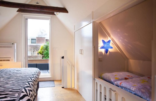 Binnenstad-Oost Apartment | Loge 10 free parkingspot - shippershouse with kitchen and bar