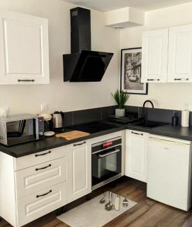 Brive-la-Gaillarde Apartment | Logement à Brive près de la campagne et centre-ville, avec parking privé, climatisation, et double balcon privé