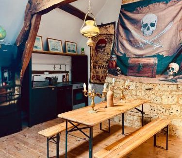 Montreuil-sur-Therain House | Logement insolite La cachette des Pirates, ciné, pop corn