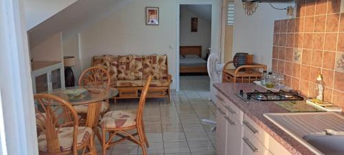 Belcourt Apartment | Logement spacieux deux pièces à Baie Mahault