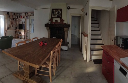 Parthenay House | Logis de la tour, in the heart of the medieval Parthenay quarter, sleeps 4 to 6