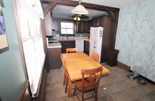 Friedens Cottage | Lois Lane Streamside Cottage with Ol' Time Swimming Hole