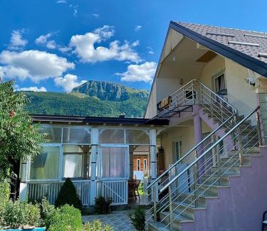 Vusanje House | Lola Guest House