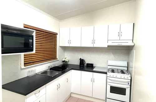 Broken Hill Cottage | Lola’s Cottage is a 2 bedroom cottage close to the shops and main part of town.