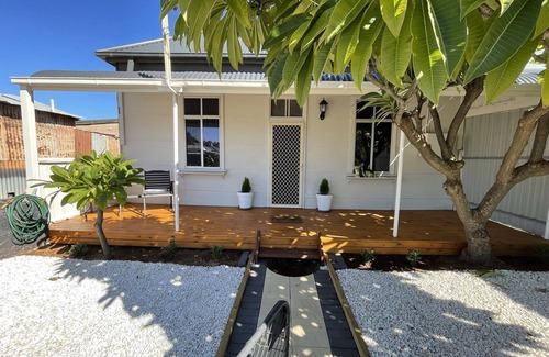 Broken Hill Cottage | Lola’s Cottage is a 2 bedroom cottage close to the shops and main part of town.