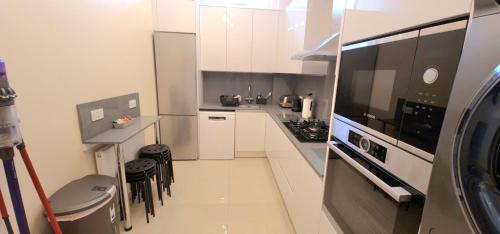 Valentines Apartment | London Luxury 3 bedroom flat, 2 bathrooms, Living Room, free parking, 4 mins to station, garden