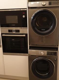 Valentines Apartment | London Luxury 3 bedroom flat, 2 bathrooms, Living Room, free parking, 4 mins to station, garden