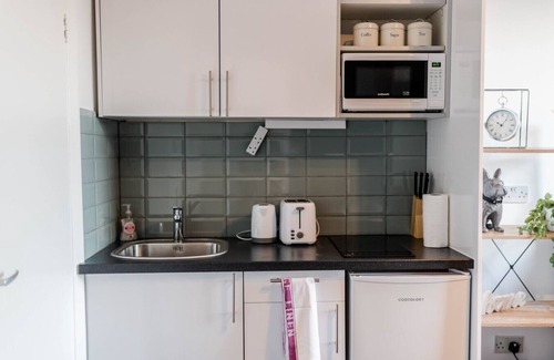 Hillrise Apartment | London quality budget studio with private bathroom/kitchen