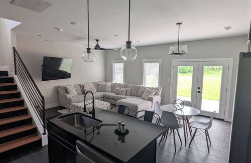 London House | London townhome in The Oaks of London. Enjoy a round of golf and the patio.