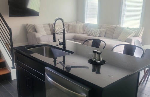 London House | London townhome in The Oaks of London. Enjoy a round of golf and the patio.