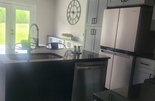 London House | London townhome in The Oaks of London. Enjoy a round of golf and the patio.