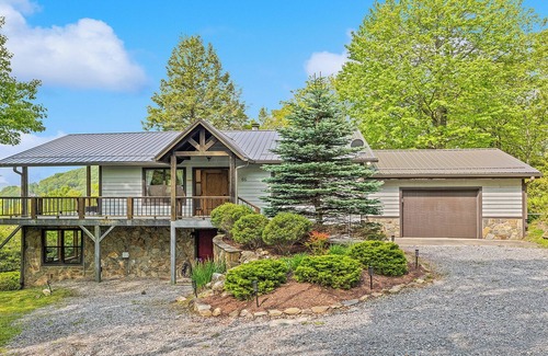 Maggie Valley House | Long Range VIEWS AT 5100 FT! High-Speed Wifi, Pool Table, Large Covered Porch!