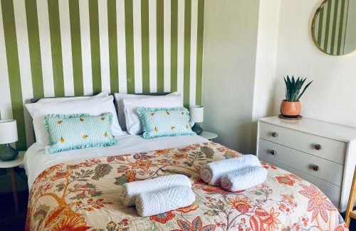 Honley Apartment | LOOK at the Views - Huddersfield Haven Sleeps 6