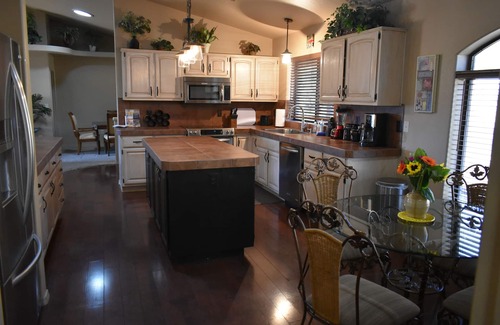 Prescott House | ~LOOK NO FURTHER~ 4,000sf Hillside with Views TV's & Pool table