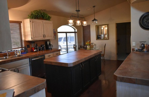 Prescott House | ~LOOK NO FURTHER~ 4,000sf Hillside with Views TV's & Pool table