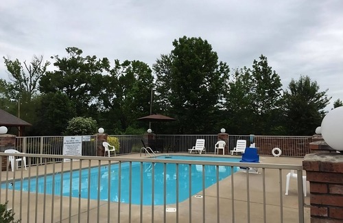 Cabot House | Look No Further! 4 Relaxing Units, Free Parking & Breakfast, Near Library Park