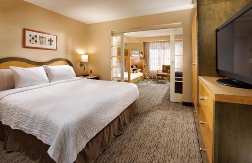 Anaheim Resort Hotel | Look No Further! Steps from Disneyland with Pool & Free WiFi!