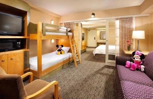 Anaheim Resort Hotel | Look No Further! Steps from Disneyland with Pool & Free WiFi!