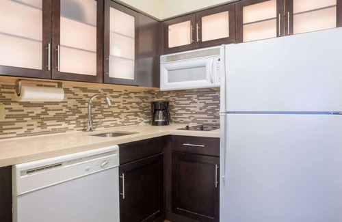 Dunwoody Apartment | Look No More! Contemporary 1BR Suite with Full Kitchen, Pets are Welcome!