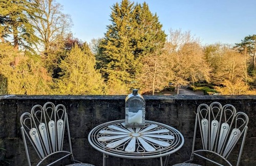 Littlemore Apartment | Looking for something special? Penthouse Apartment in Grade 2 listed Manor