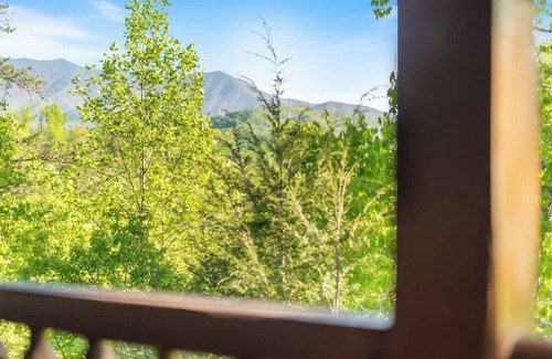 Gatlinburg House | Lookout Lodge 5 Bedroom Cabin in Gatlinburg Falls