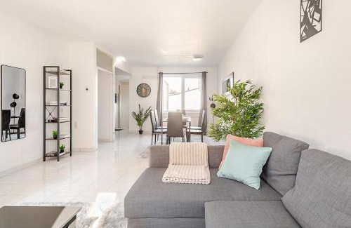 Terneuzen House | Loopafstand van Lokale Winkels en Zeedijk! - Prachtig Vakantiehuis!