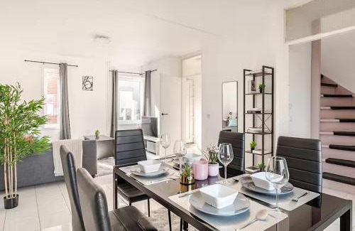 Terneuzen House | Loopafstand van Lokale Winkels en Zeedijk! - Prachtig Vakantiehuis!