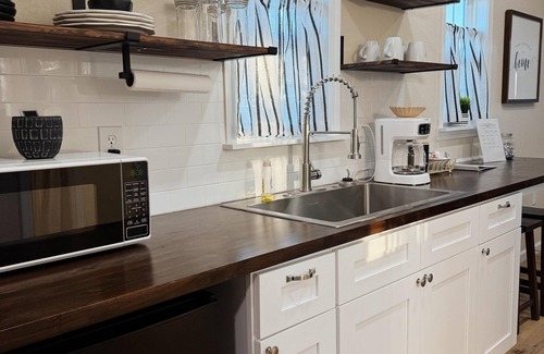 Dublin Cottage | Lori - Fully Furnished 4 Person Cottage for short or mid-term stays
