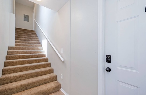 Mid-Wilshire Apartment | Los Angeles Miracle Mile District Retreat