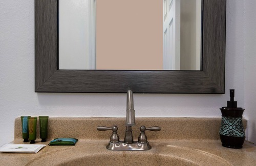 Mid-Wilshire Apartment | Los Angeles Miracle Mile District Retreat