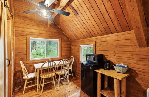 Grantsdale Cabin | Lost Horse Lodge - Double Queen Cabin #19 - PetsOK