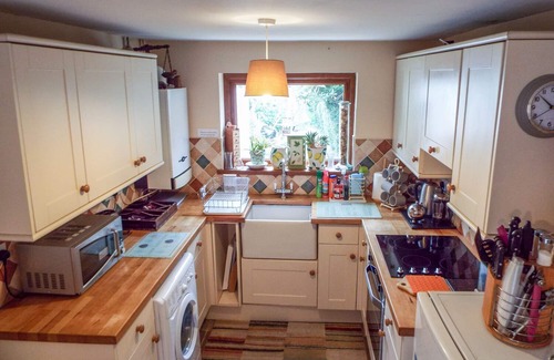 Ammanford Cottage | LOTHLORIEN COTTAGE, pet friendly, with a garden in Cwmgors