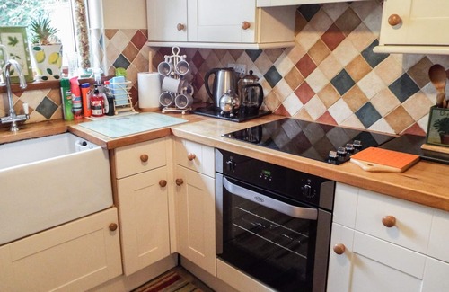 Ammanford Cottage | LOTHLORIEN COTTAGE, pet friendly, with a garden in Cwmgors