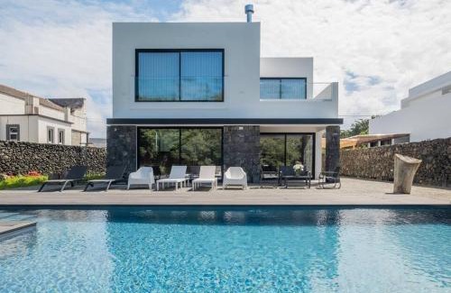 Livramento House | Lotus House - Heated Pool & Jacuzzi near the Beach