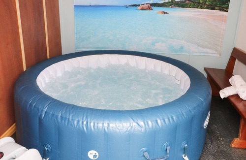 Magherafelt House | LOUGH NEAGH COTTAGE, pet friendly, with hot tub in Moneymore