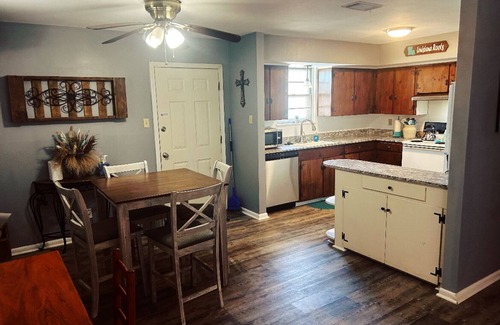West Monroe House | Louisiana Roots 3BR/1BA Home-Inside city limits, close to everything!