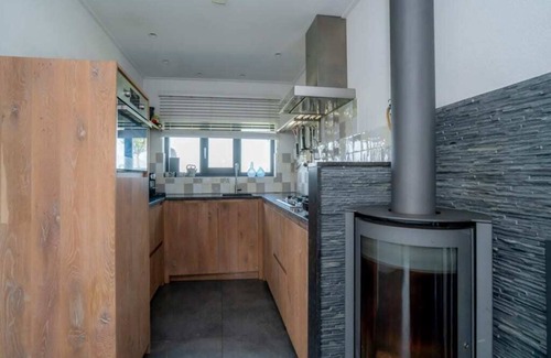 De Heen House | Lounging on the terrace or in one of the relaxchairs in the living room, lingering at the table near