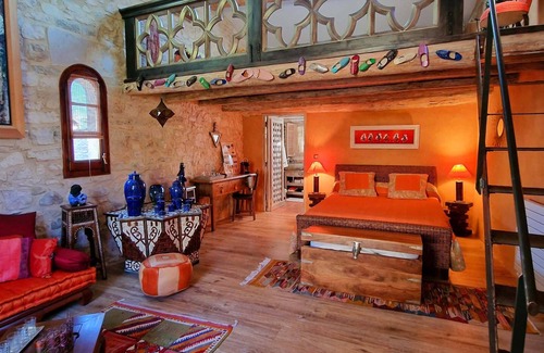 Vezenobres Bed & Breakfast | Love Room,discrétion , Luxe ,calme,volupté de L'orient,jacuzzi Dans le Jardin