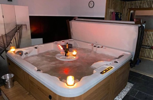 Plelo Apartment | Love-room Avec Jacuzzi Intérieur et Patio à 15 mn des Plages